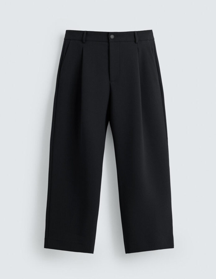Pantalón negro relaxed fit con pliegues de Zara para hombre visto en plano