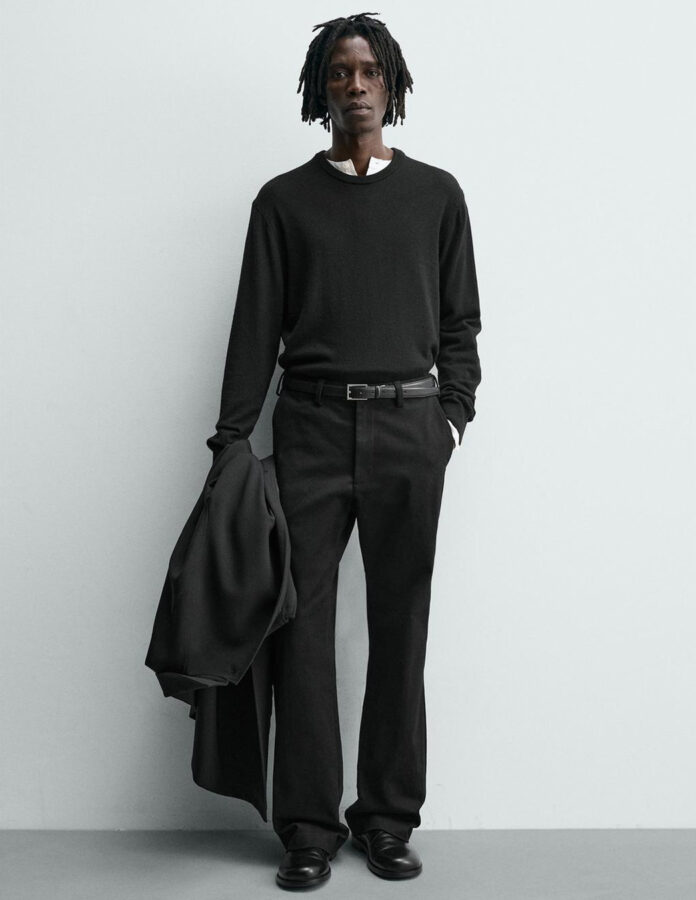 Look completo con pantalón negro flare fit twill de Zara para hombre