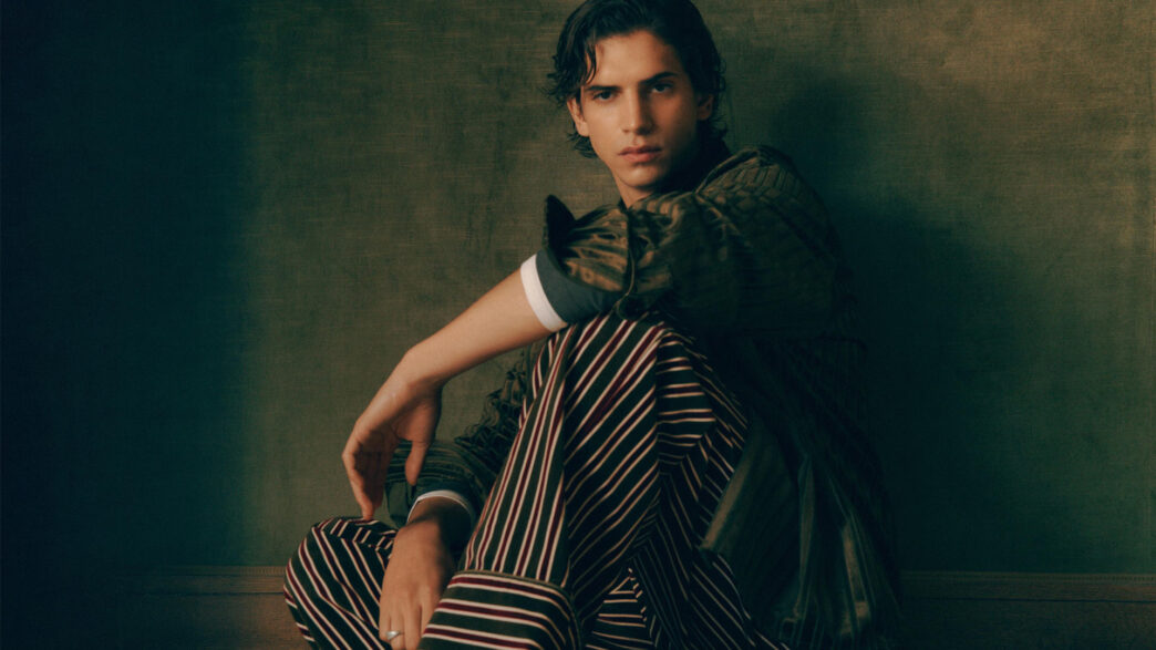 El modelo Hedi Bentekaya vestido con pantalones de rayas contraste de Zara