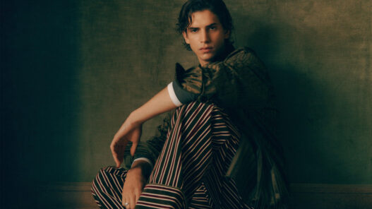 El modelo Hedi Bentekaya vestido con pantalones de rayas contraste de Zara