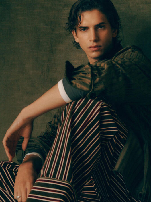 El modelo Hedi Bentekaya vestido con pantalones de rayas contraste de Zara