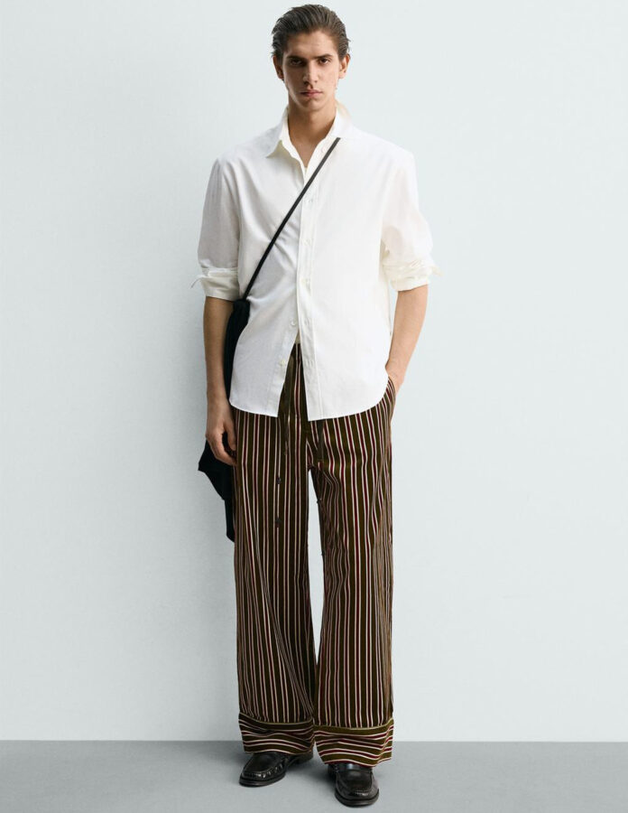 Pantalones de rayas contraste de Zara combinados con camisa blanca y mocasines.