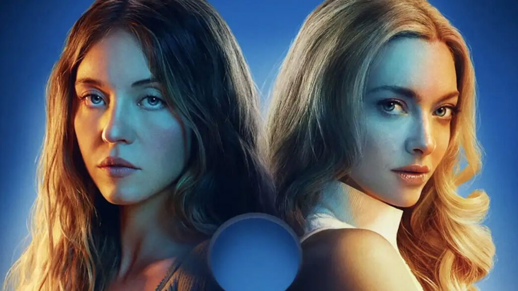 Imagen promocional de la película La Asistenta en la que aparecen sus dos protagonistas Sydney Sweeney Amanda Seyfried mirando de frente con un fondo azul