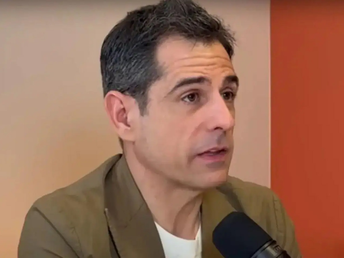 El psiquiatra Fernando Mora habla en una entrevista delante de un micrófono.