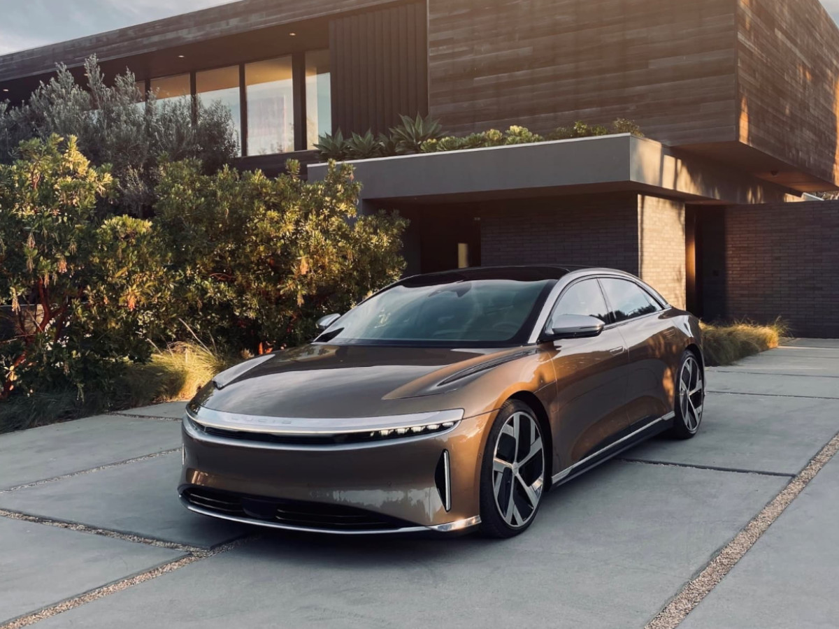 Lucid Air Grand Touring aparcado fuera de una casa moderna