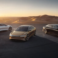 Los 5 coches eléctricos con más autonomía real del 2025, a prueba Tres coches Lucid Air Grand Touring aparcados en un monte al atardecer
