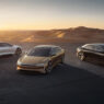 Tres coches Lucid Air Grand Touring aparcados en un monte al atardecer