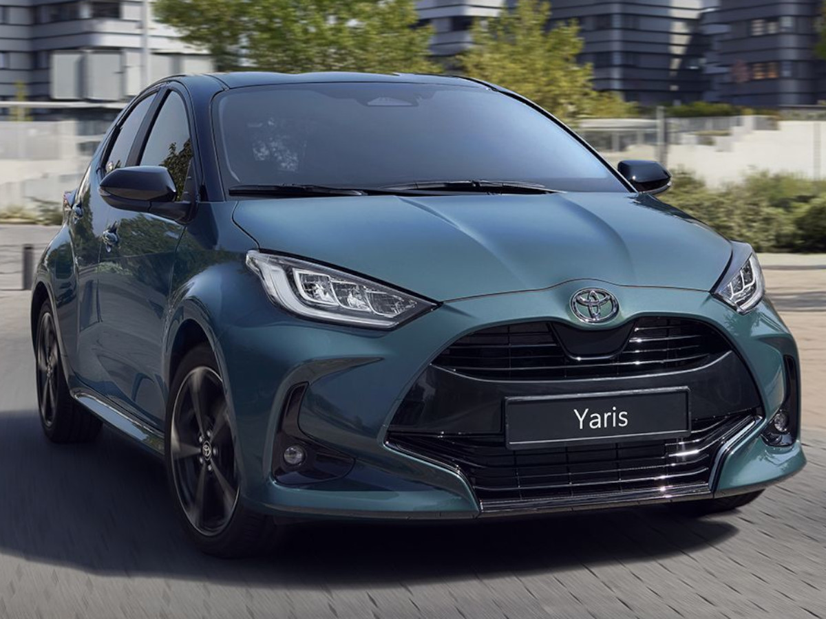 Toyota Yaris Hybrid gris, un coche híbrido con buena autonomía eléctrica