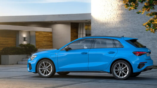 Audi-A3-TFSIe azul, un coche híbrido con muy buena autonomía eléctrica en 2025.