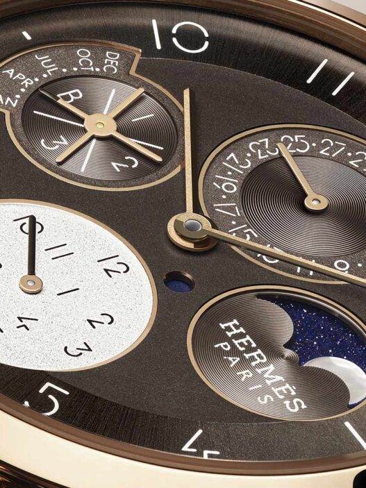 Primer plano del Slim d’Hermès Quantième Perpétuel con esfera marrón galvánico y fases lunares de nácar