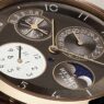 Primer plano del Slim d’Hermès Quantième Perpétuel con esfera marrón galvánico y fases lunares de nácar