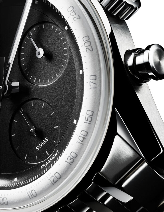 Detalle del bisel blanco y la esfera negra opalina del TAG Heuer Carrera x fragment Limited Edition.