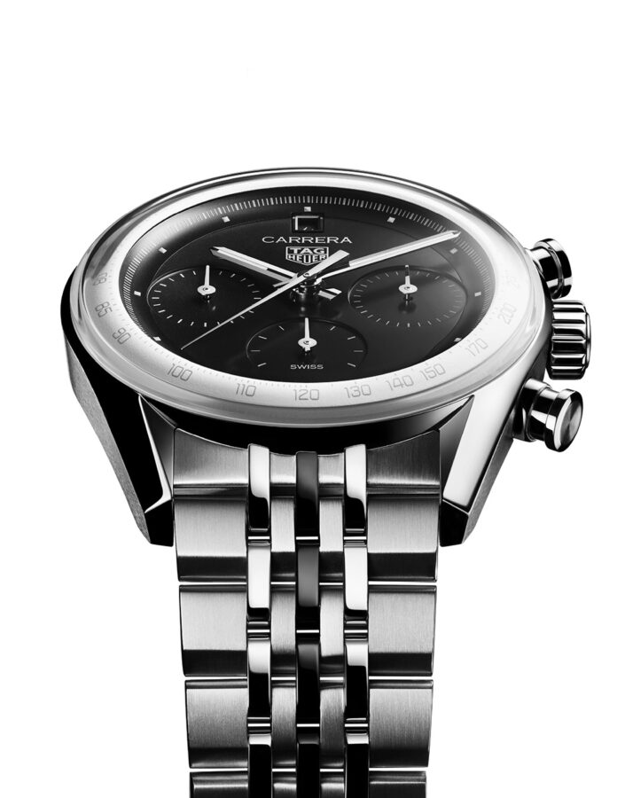 Vista frontal del TAG Heuer Carrera x fragment con brazalete de siete hileras y esfera negra minimalista.
