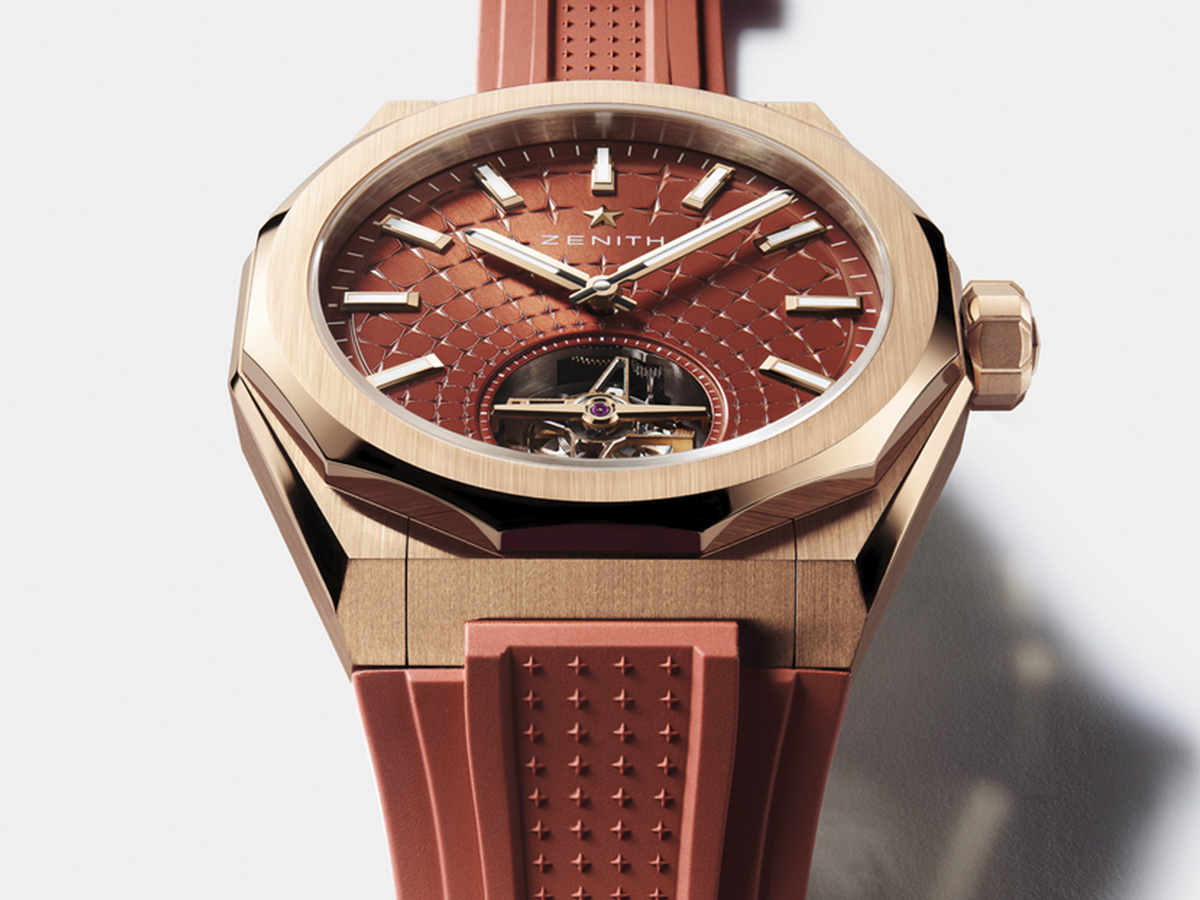 Zenith Defy Skyline Tourbillon en oro rosa con correa de caucho rojo ladrillo y esfera rojo ladrillo con motivo de cielo estrellado.