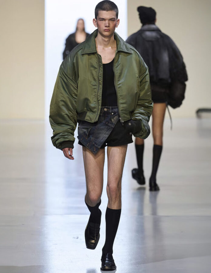 Modelo Hombre vistiendo pantalones muy cortos de tendencia primavera 2026 en el desfile de la marca JuunJ.