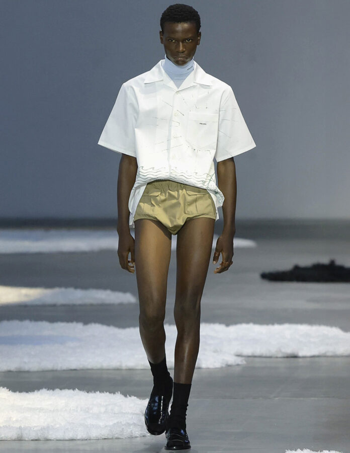 Modelo Hombre vistiendo pantalones muy cortos de tendencia primavera 2026 en el desfile de la marca Prada