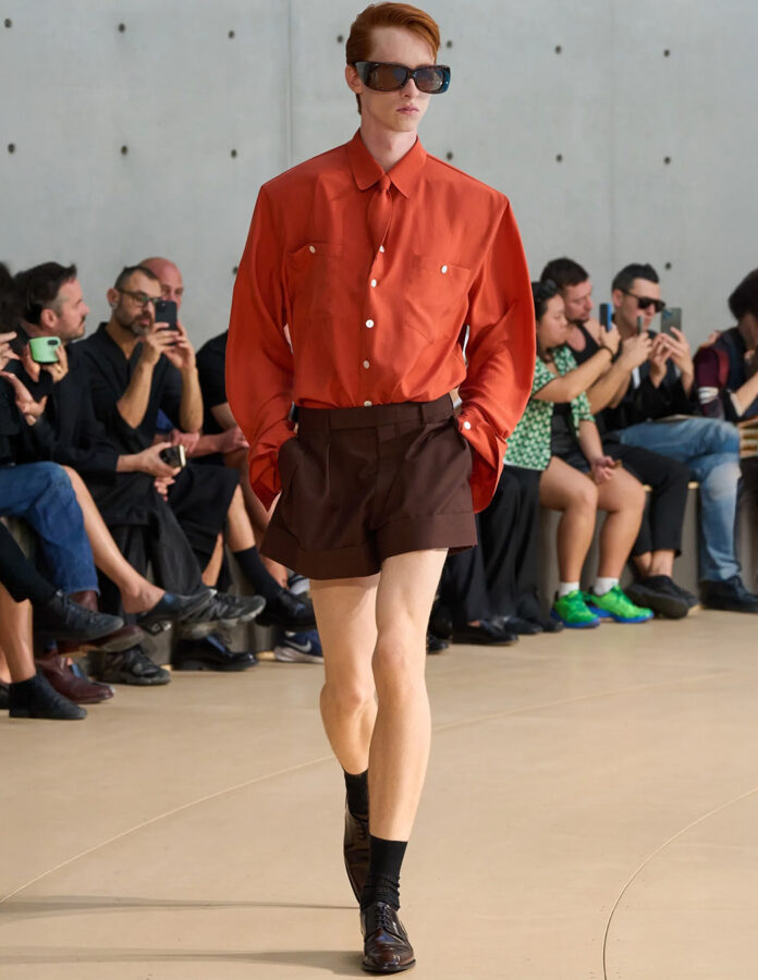 Modelo Hombre vistiendo pantalones muy cortos de tendencia primavera 2026 en el desfile de la marca Saint Laurent