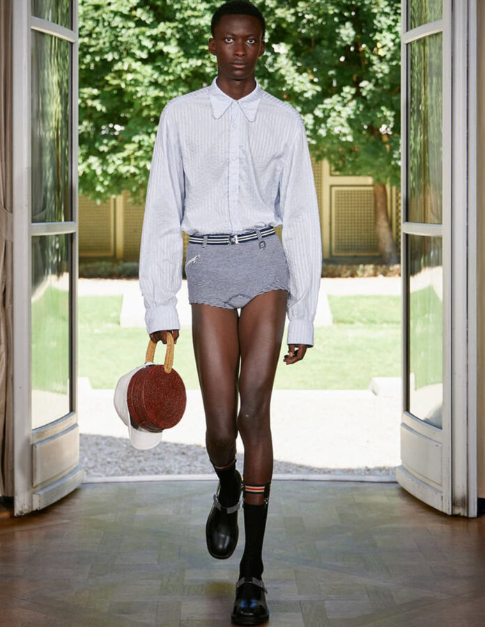 Modelo Hombre vistiendo pantalones muy cortos de tendencia primavera 2026 en el desfile de la marca Wooyoungmi