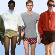 Súper shorts para hombre: La tendencia en pantalones muy cortos que vas a vestir en 2026 Collage con diferentes modelos masculinos desfilando con pantalones muy cortos por encima de la rodilla