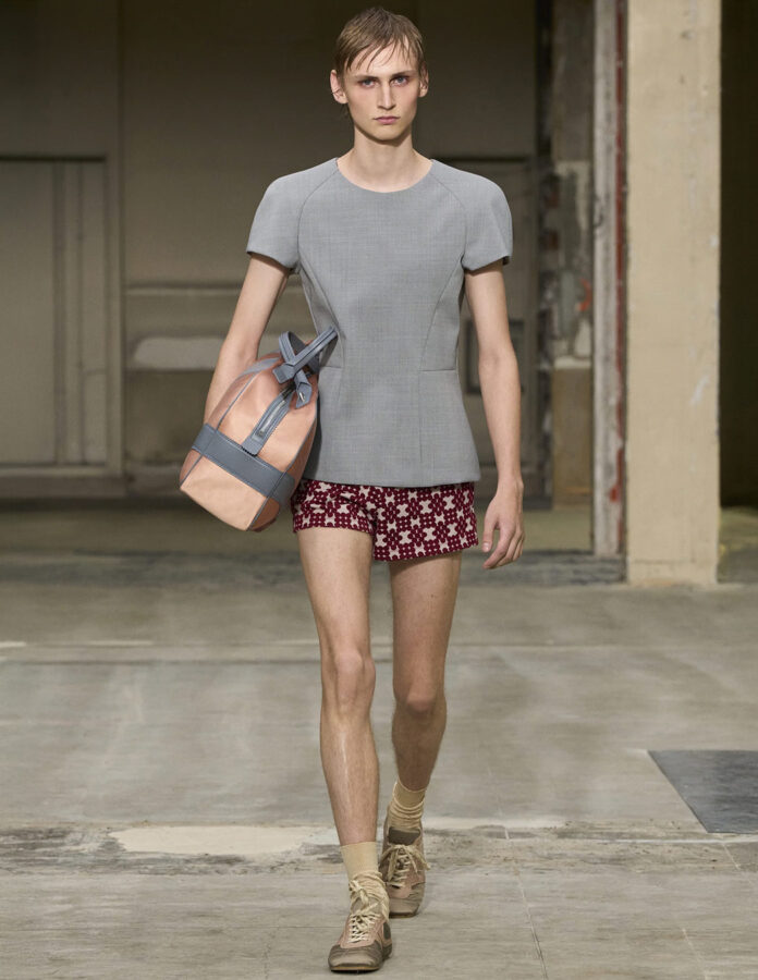 Modelo Hombre vistiendo pantalones muy cortos de tendencia primavera 2026 en el desfile de la marca Dries van Noten.
