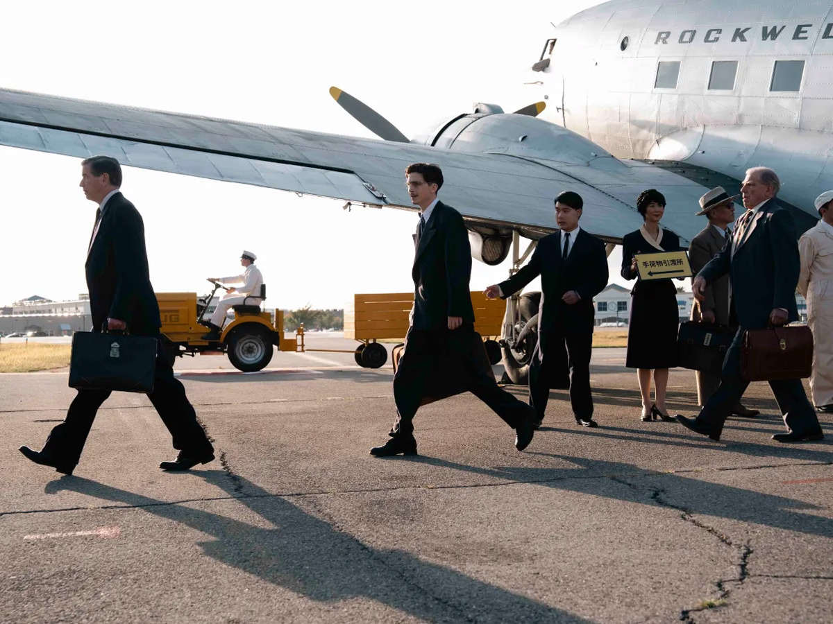 Timothée Chalamet en una secuencia de la película Marty Supreme vestido con la moda de los años 50