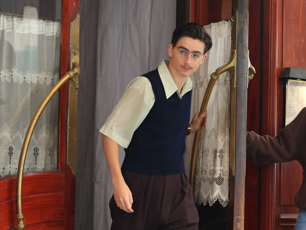 Timothée Chalamet en una secuencia de la película Marty Supreme vestido con la moda de los años 50