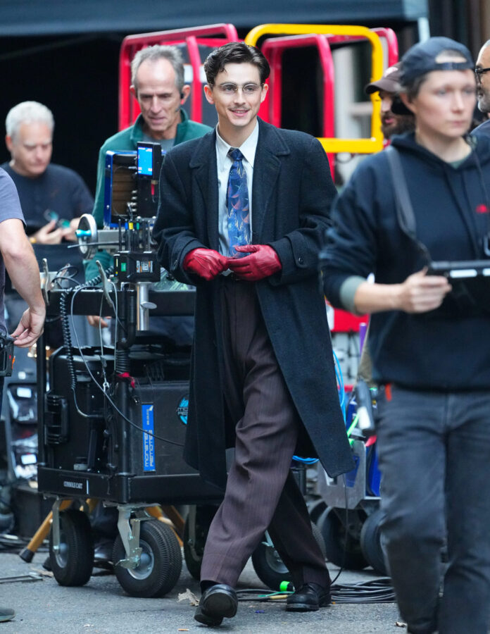 Timothée Chalamet en una secuencia de la película Marty Supreme vestido con la moda de los años 50