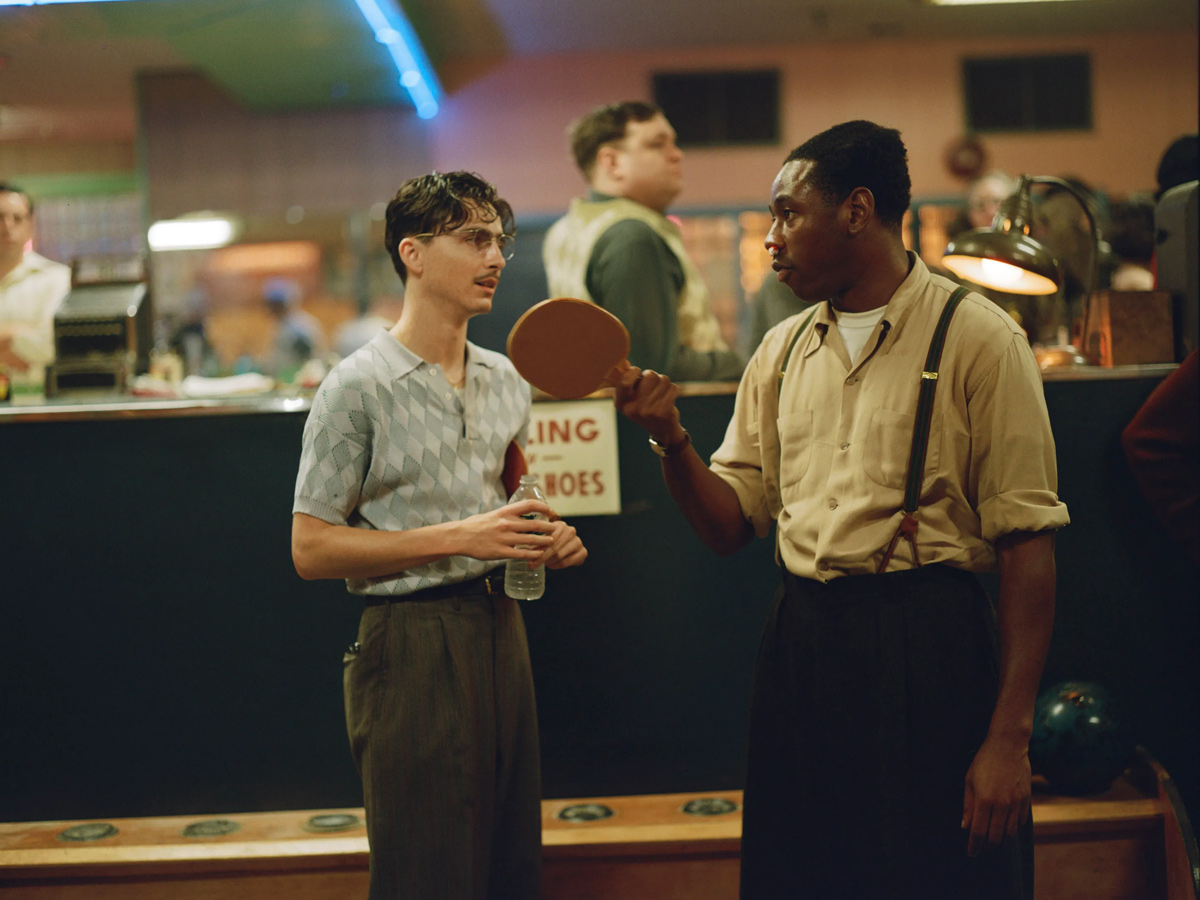 Timothée Chalamet en una secuencia de la película Marty Supreme vestido con la moda de los años 50