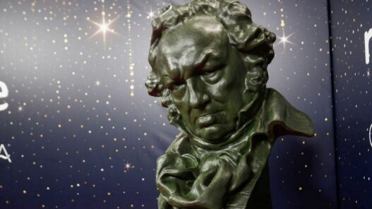 Estatuilla del premio Goya frente a un fondo estrellado. Imagen destacada para un artículo sobre los nominados a los Premios Goya 2026