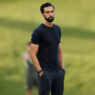 Álvaro Arbeloa en el campo de entrenamiento del Real Madrid con camiseta negra ajustada y pantalón técnico oscuro