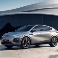 Si haces 15.000 km al año, estos son los 10 coches que mejor encajan contigo en 2026 Xpeng gris aparcado frente a un edificio vanguardista