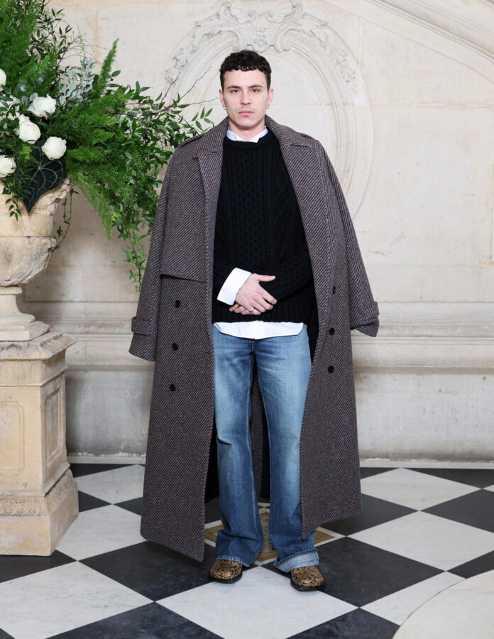 El actor Aaron Piper posando en el desfile de Jonathan Anderson para Dior
