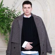 Aron Piper viaja a París para acompañar a Jonathan Anderson en su debut de Alta Costura para Dior El actor español Aaron Piper posando en el desfile de Haute Couture de Jonathan Anderson para Dior