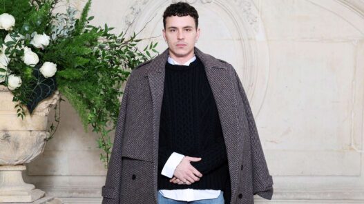 El actor español Aaron Piper posando en el desfile de Haute Couture de Jonathan Anderson para Dior