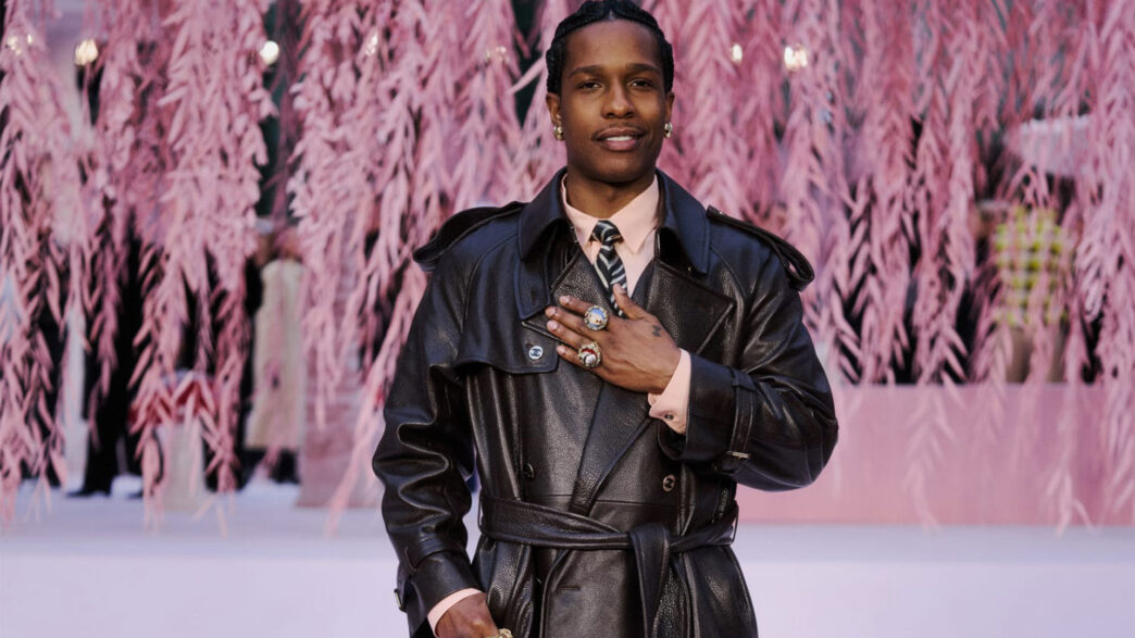 A$AP Rocky con gabardina de piel negra en el desfile de Chanel Alta Costura 2026.