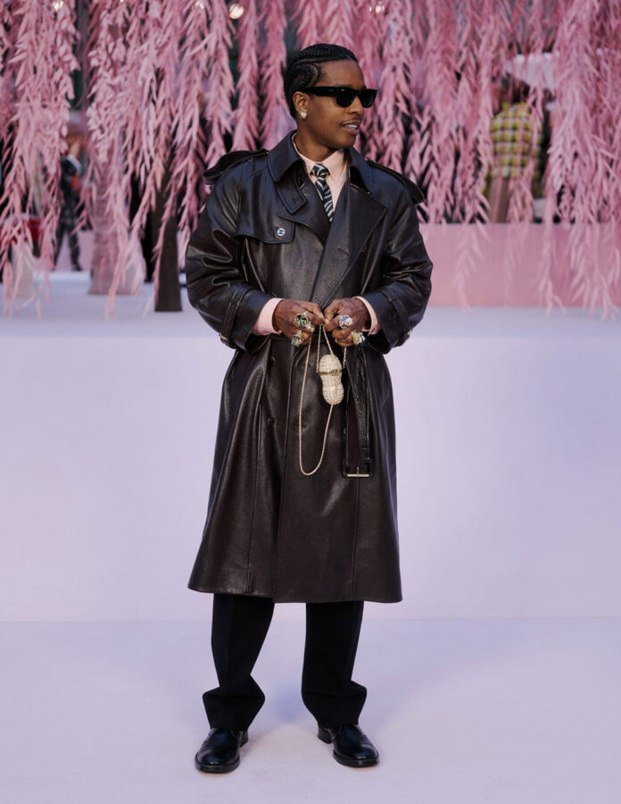 A$AP Rocky posa a su llegada al desfile de chanel con un look con gabardina