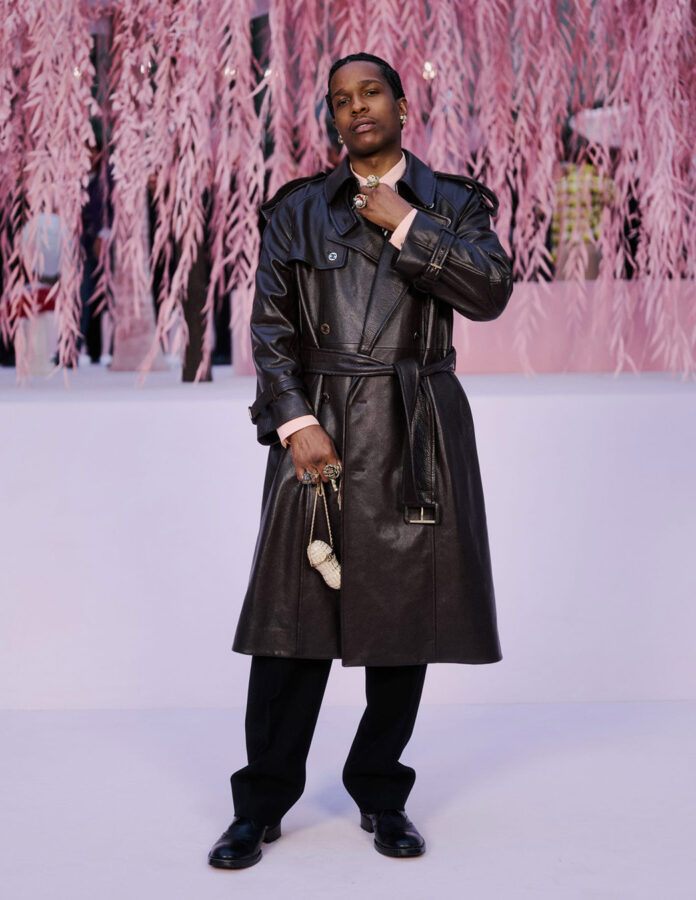 A$AP Rocky posa a su llegada al desfile de chanel con un look con gabardina