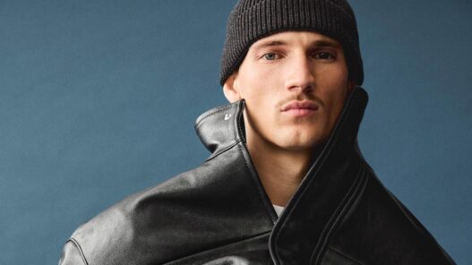 Modelo masculino posa vestido con una cazadora de piel color negro de Zara