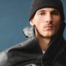 Modelo masculino posa vestido con una cazadora de piel color negro de Zara