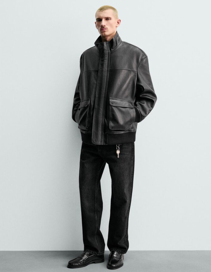 Modelo hombre vestido con una cazadora piel color negro de Zara