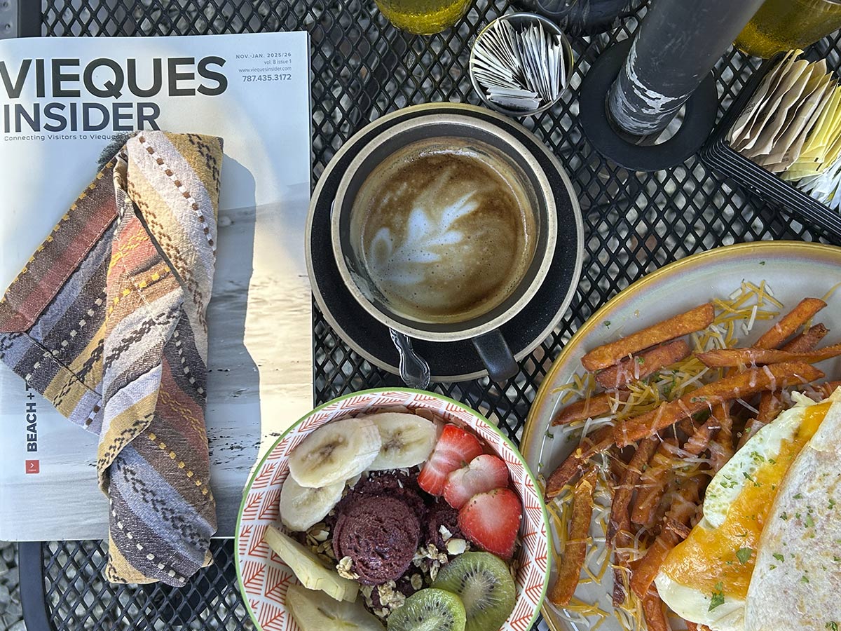 desayuno de la cafetería Rising Roost de Vieques Puerto Rico.jpg