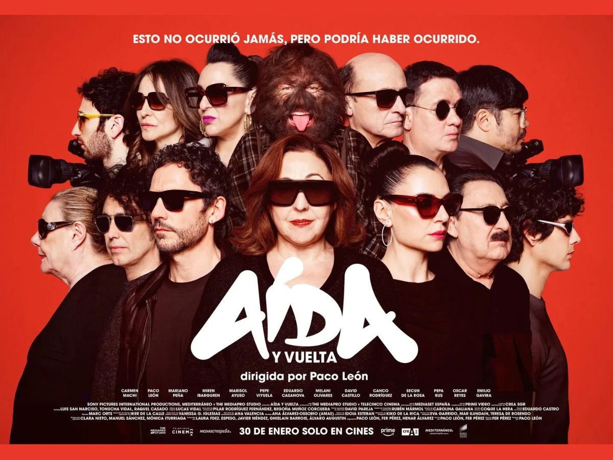 Fondo rojo con todos los protagonistas de Aida y vuelta vestidos de negro y con gafas de sol negras con Carmen Machi, Paco León y Miren Ibarguren al frente.