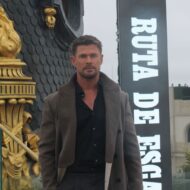 Chris Hemsworth se empapa bajo la lluvia en Madrid para presentar su próxima película “Ruta de escape” Chris Hemsworth con una camisa negra y un abrigo gris bajo la lluvia en Madrid presentando la película Ruta de escape.
