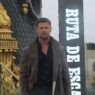 Chris Hemsworth con una camisa negra y un abrigo gris bajo la lluvia en Madrid presentando la película Ruta de escape.