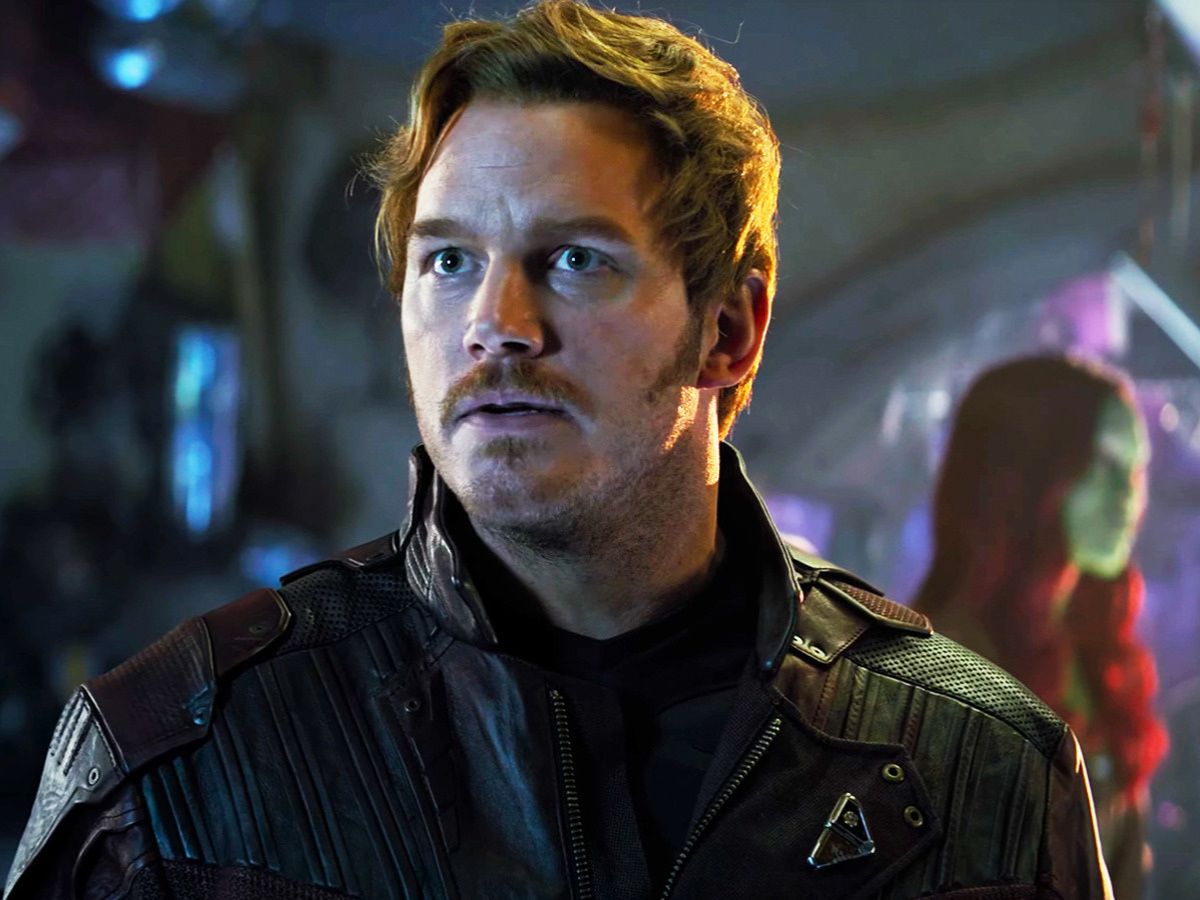 Star-Lord con Gamora detrás dentro de la nave de Guardianes de la Galaxia en una escena de la película.