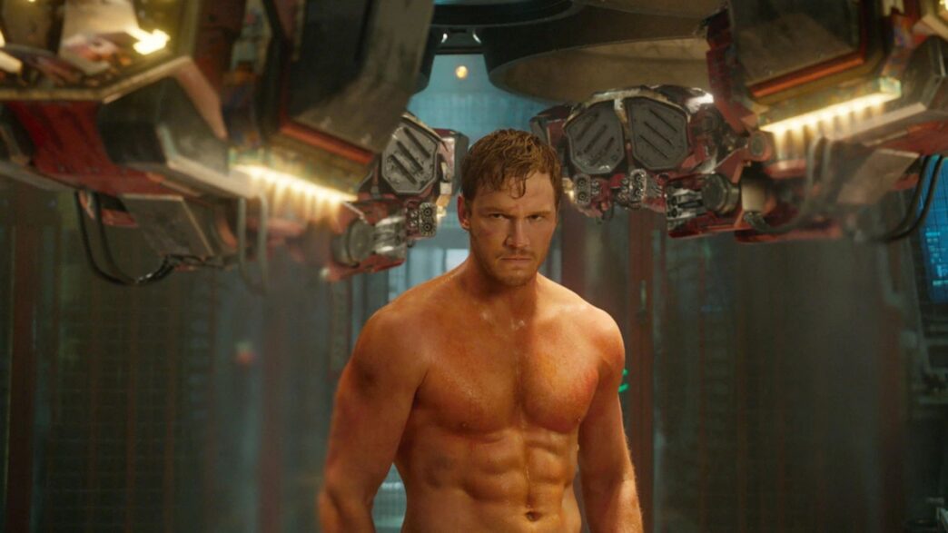 Chris Pratt sin camiseta en una escena como Peter Quill en Guardianes de la Galaxia.