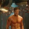 Chris Pratt sin camiseta en una escena como Peter Quill en Guardianes de la Galaxia.