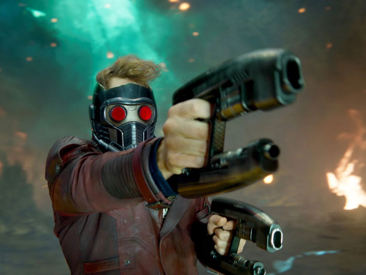 Chris Pratt con la máscara de Star-Lord y una pistola en una escena de Guardianes de la Galaxia Vol.3