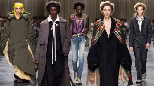 Collage que muestra a 5 modelos desfilando para Dior durante su desfile de otoño 2026 en Paris