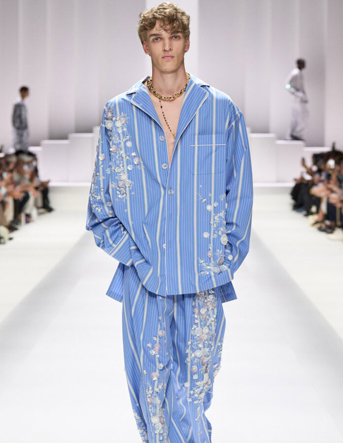 modelo de la firma Dolce & Gabbanadesfilando con un look pijamero temporada primavera/verano 2026